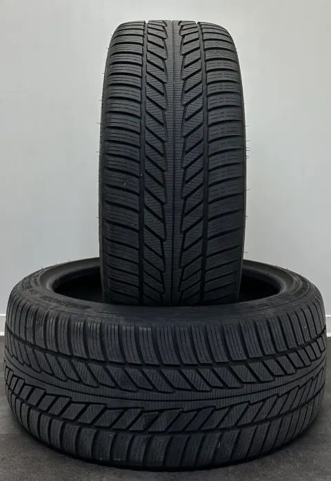 Background image for 2x Winterreifen 255 40 R20 101V Hankook i*cept SUV