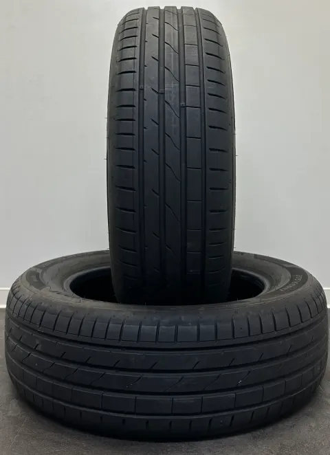 Background image for 2x Sommerreifen 205 65 R17 100Y Hankook Ventus S1 Evo3 * DOT23