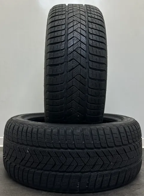 Background image for 2x Winterreifen 235 45 R18 94V Pirelli Sottozero 3