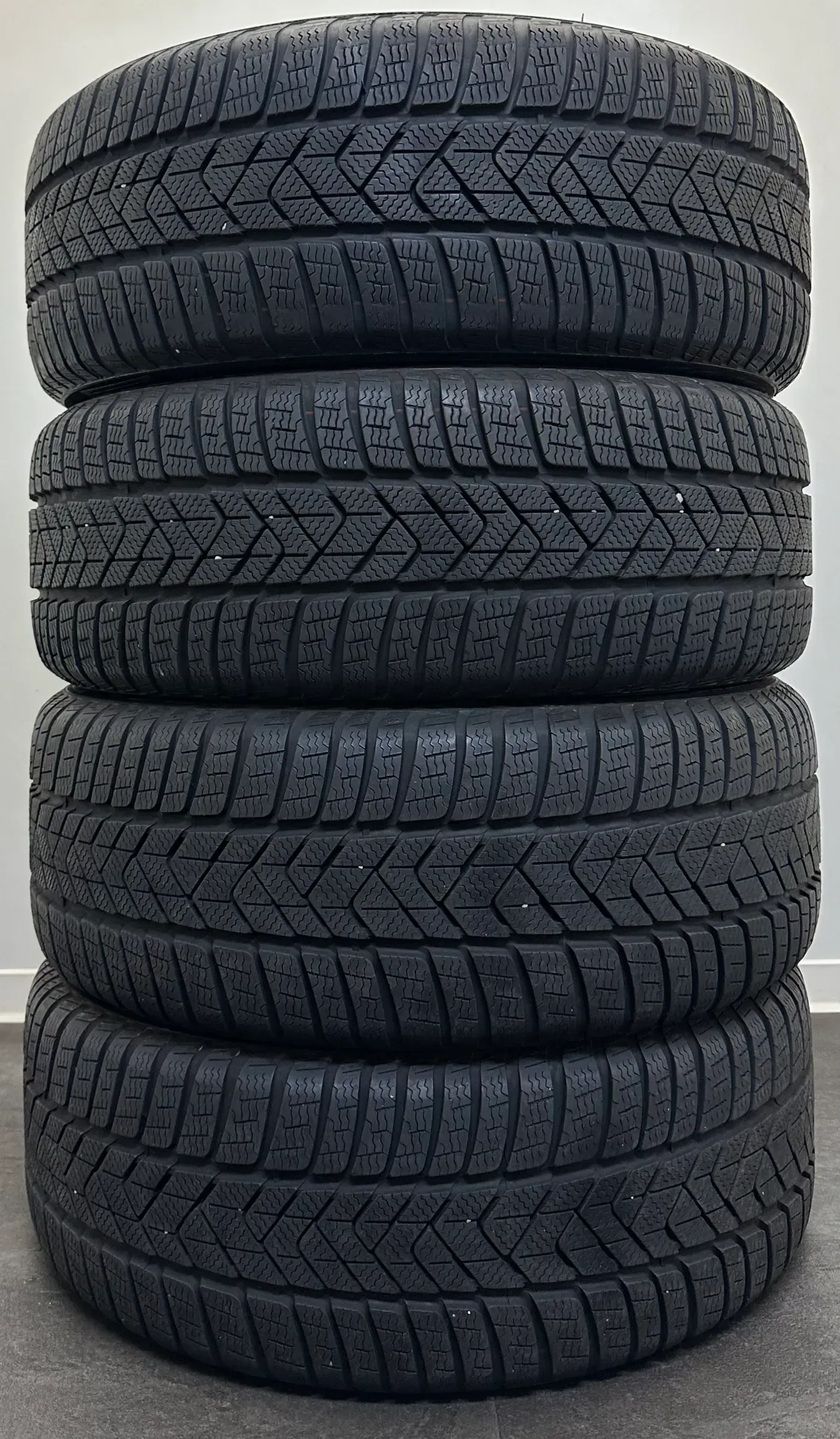 4x Winterreifen 245 45 R18 100V Pirelli Sottozero 3 MO DOT23 7mm - Bild 1