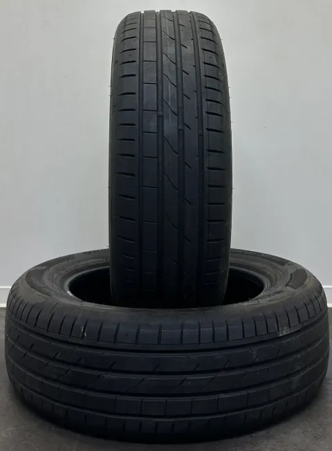 Background image for 2x Sommerreifen 205 65 R17 100Y Hankook Ventus S1 Evo3 * DOT23