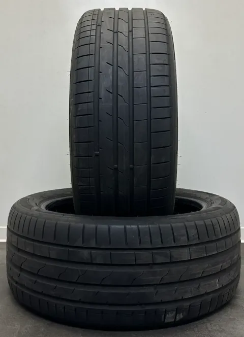 Background image for 2x Sommerreifen 245 45 R19 102Y Hankook Ventus S1 Evo 3 MO DOT22